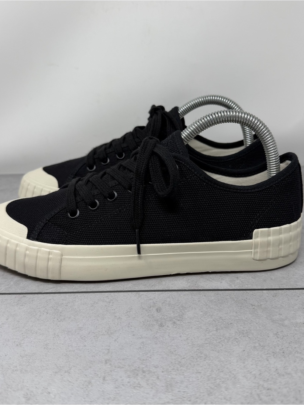 Taos Footwear One Vision Black Canvas Low-Top Sneakers Size 8.5 Effortless Cool